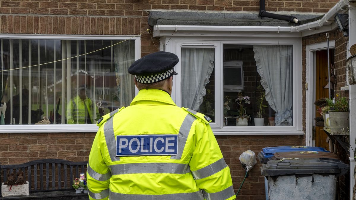 A policeman walking towards an elderly person's home.
A policeman walking towards an elderly person's home.
Alphotographic