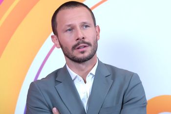 Jest synem znanego aktora. Mało kto wie, o ich pokrewieństwie