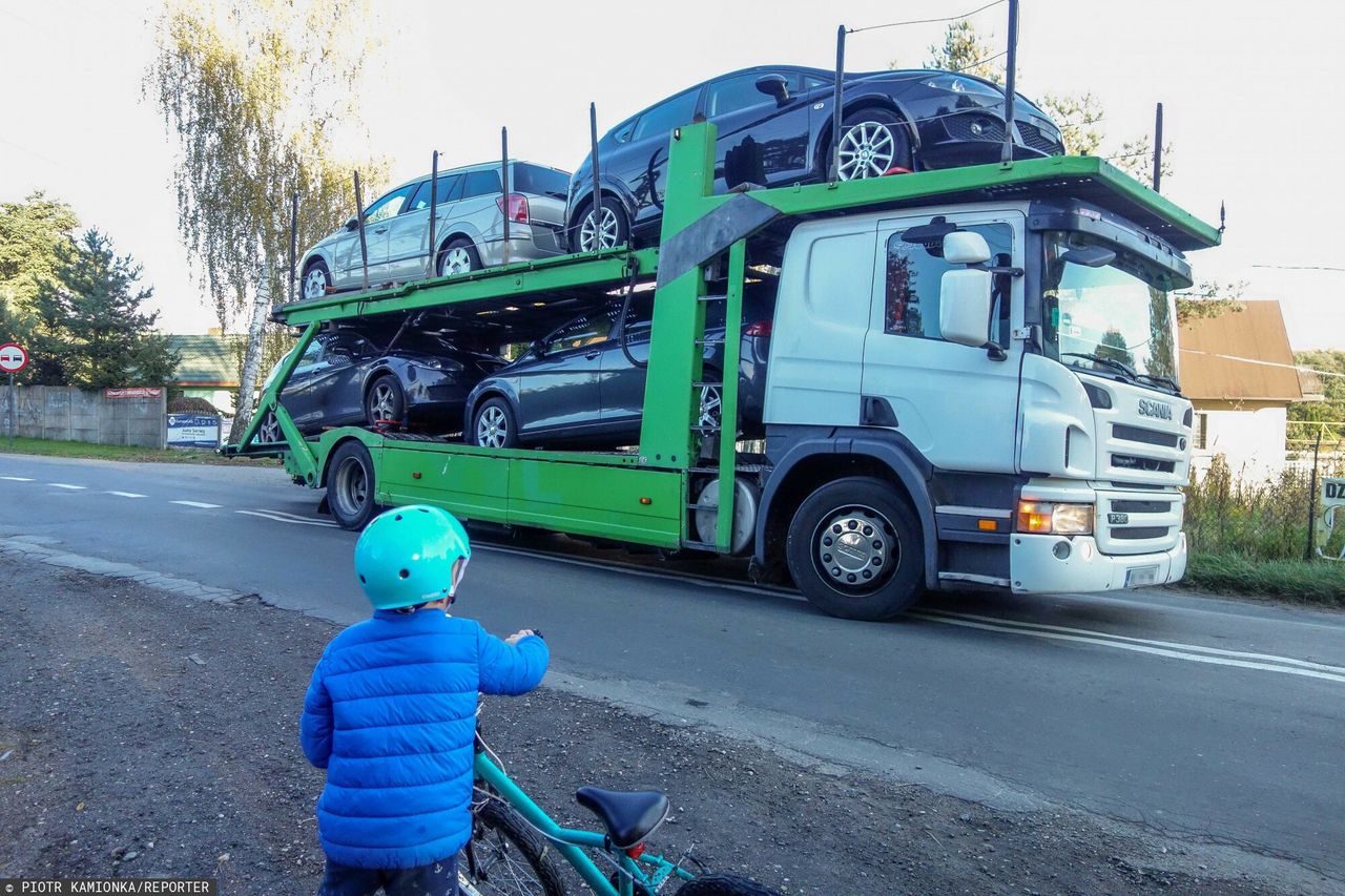 Polacy rejestrują coraz więcej pojazdów. W większości są używane i sprowadzone z zagranicy