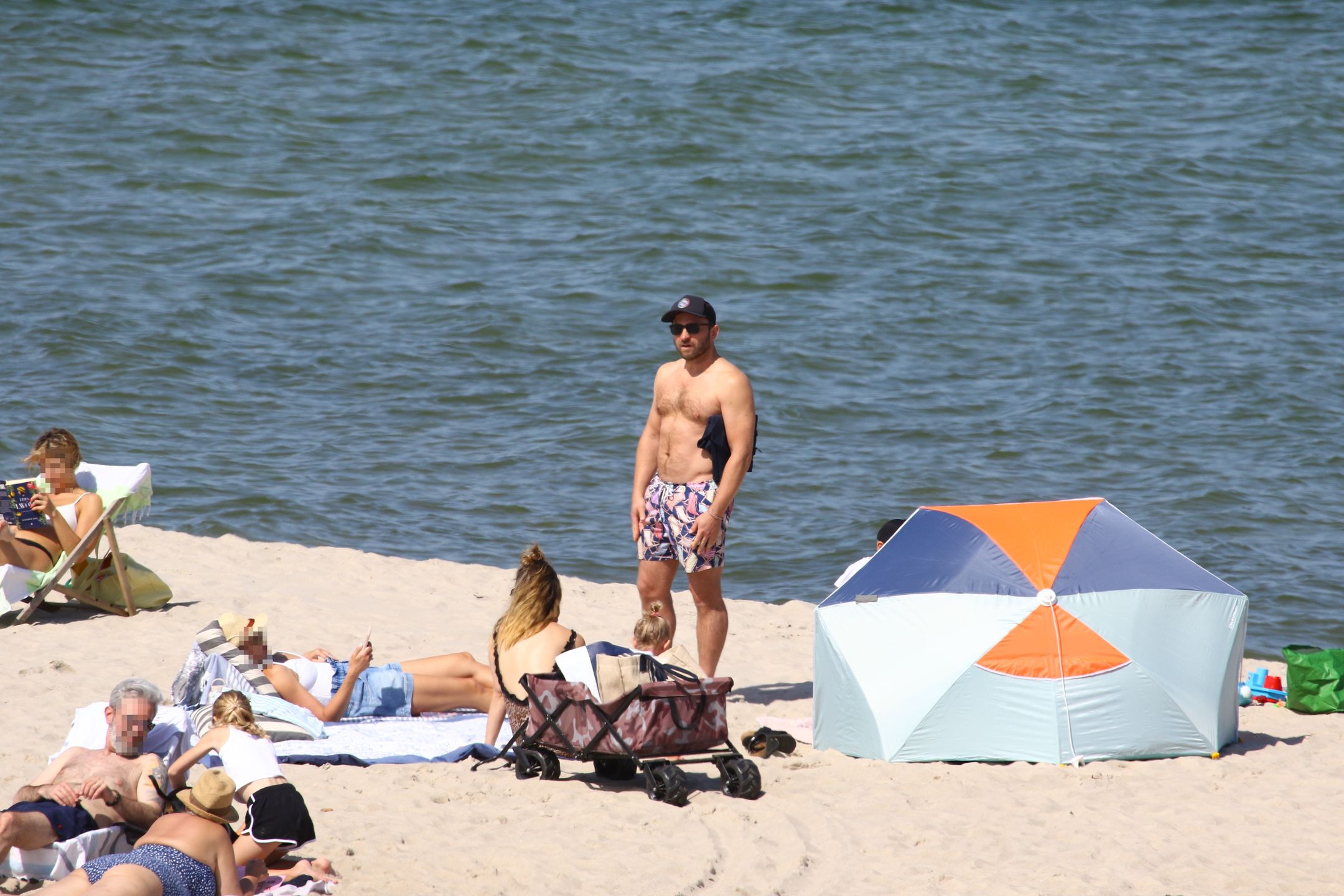 Borys Szyc na plaży z rodziną