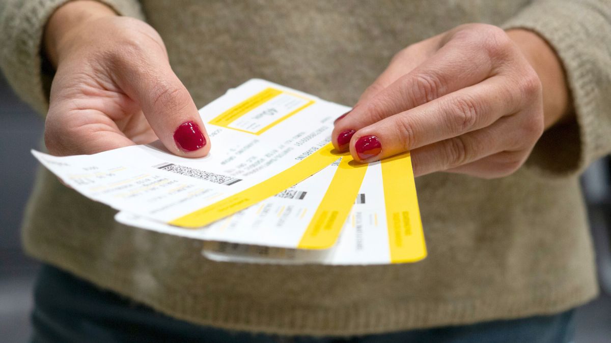 Kobieta trzyma w dłoni bilety lotnicze