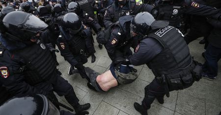 Setki ludzi na ulicach Rosji. Policja użyła gazu łzawiącego