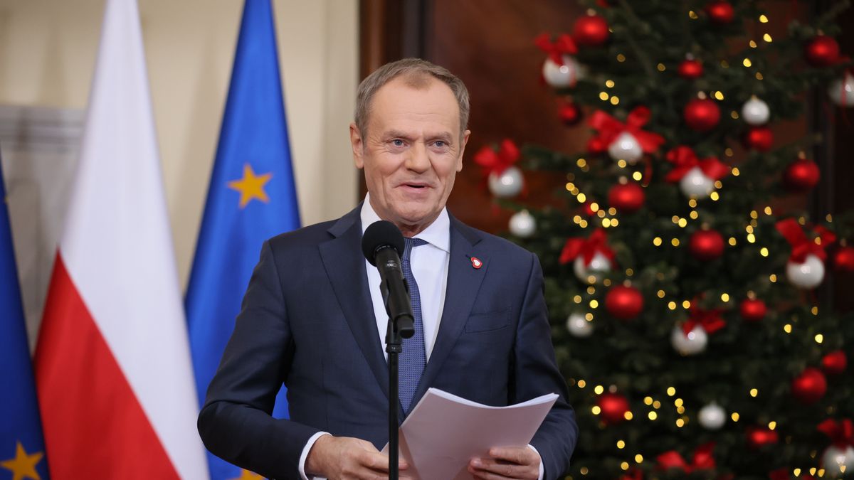 Warszawa, 19.12.2023. Premier Donald Tusk podczas konferencji prasowej po posiedzeniu rządu w siedzibie KPRM w Warszawie, 19 bm. Konferencja dot. projektu budżetu na 2024 r. (jm) PAP/Leszek Szymański