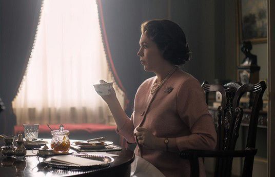Olivia Colman zagra królową Elżbietę II w „The Crown 3”. Netflix udostępnił pierwsze zdjęcia