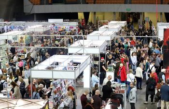 Wrocław: Trwają 33. Targi Dobrych Książek. W Hali Stulecia tłum miłośników literatury