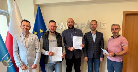Obiecał wyborcom i żonie, że po połowie kadencji odda fotel. Dziś milczy