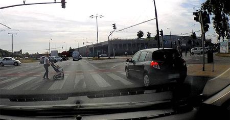 Przejechał na zielonej strzałce bez zatrzymania. Na przejściu dla pieszych była kobieta z dzieckiem
