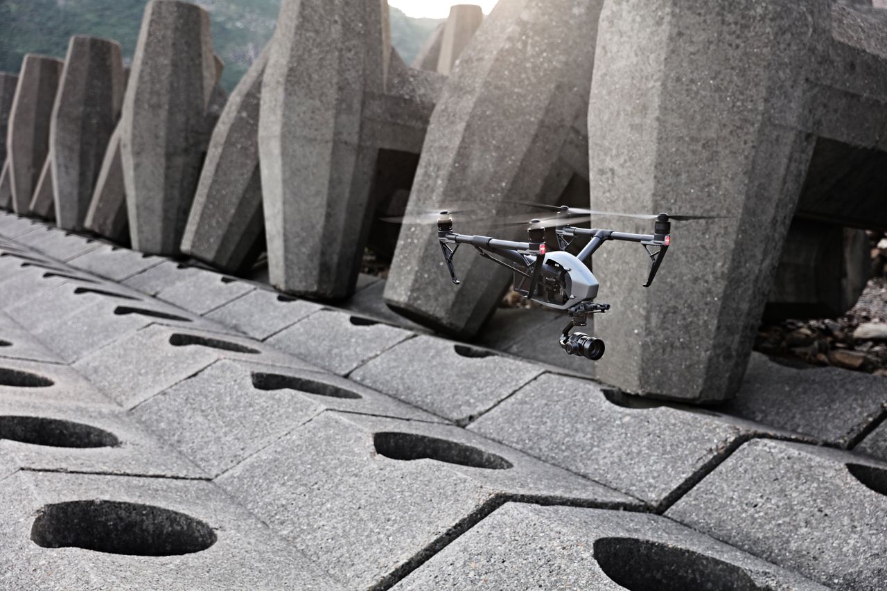 Nowe filmujące drony od DJI - zaawansowany Phantom 4 Pro oraz profesjonalny Inspire 2