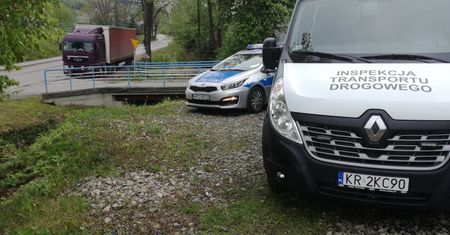 Jedna kontrola i 2 tys. zł mandatu. Kierowca ciężarówki nie miał nawet odpowiedniego prawa jazdy