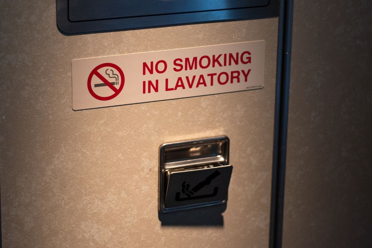 Zakaz palenia w samolocie. Dlaczego są w nim popielniczki?