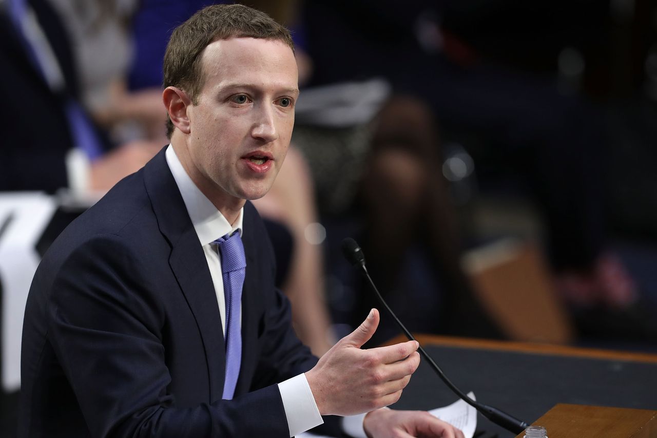 Szef Facebooka Mark Zuckerberg przesłuchwiany przez Senackie Komisje Sprawiedliwości i Handlu.