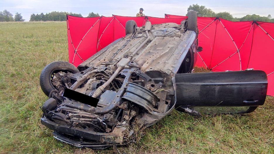 Dwie osoby nie żyją po dachowaniu na DW 171