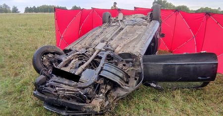 Auto dachowało, pasażerowie wypadli z pojazdu. Są ofiary śmiertelne
