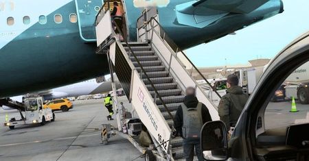 Agresywni i nietrzeźwi pasażerowie to nie wszystko. Jednemu zebrało się na żarty