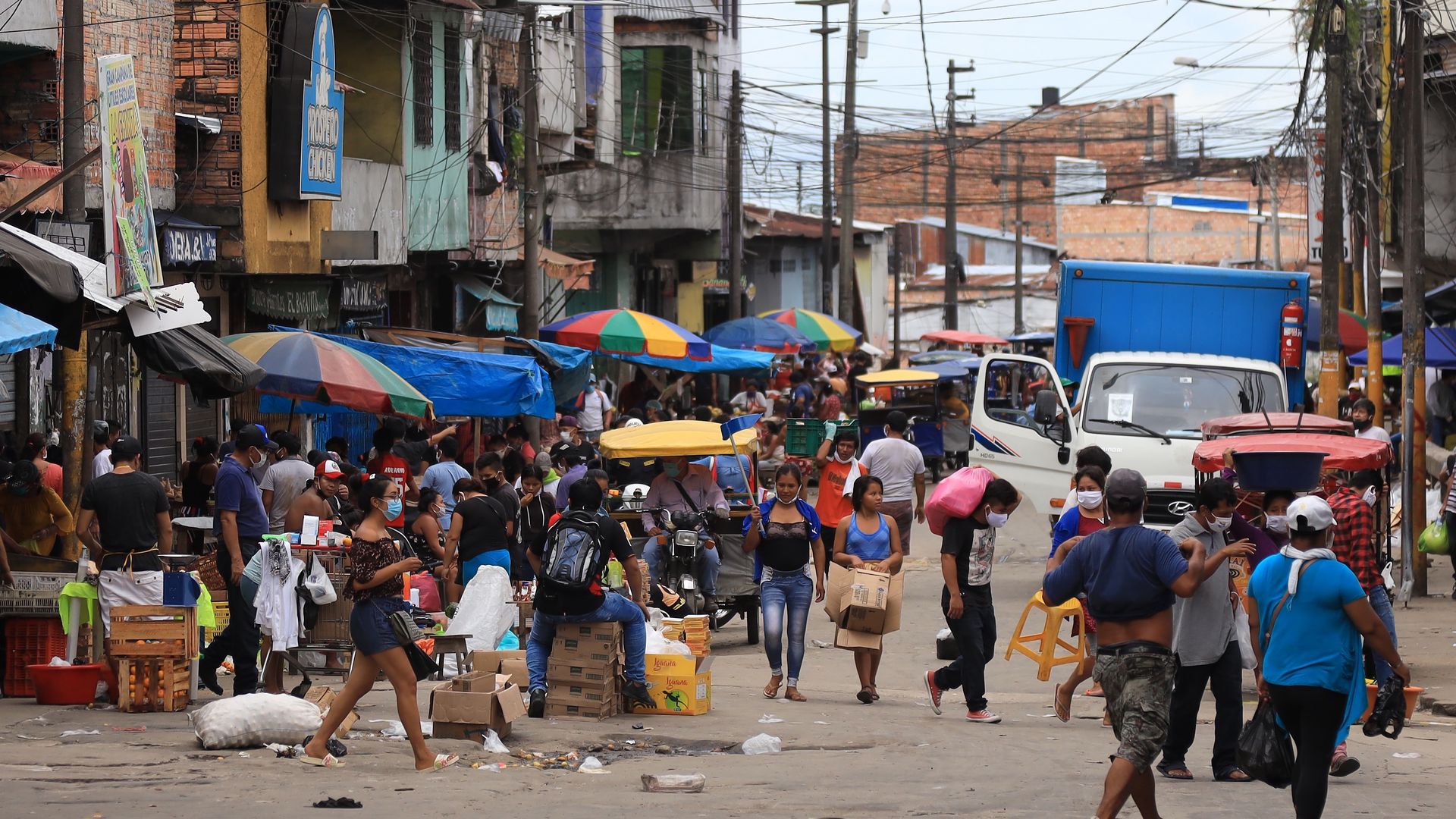 Pomimo surowych obostrzeń, ubodzy Peruwiańczycy są zmuszeni do częstego wychodzenia z domu.