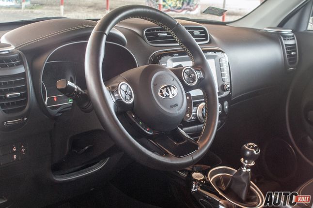 Kia Soul zasługuje na brawa zarówno w dziedzinie jakości wykonania wnętrza jak i jego designu - dość konserwatywnego, eleganckiego, ale z pomysłem.