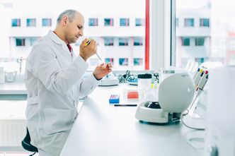 Sama pasja to za mało. Niskie płace zniechęcają do kariery naukowej [OPINIA]