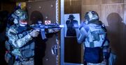 Piła: Elitarni kontrterroryści ćwiczą w budynku byłej komendy policji