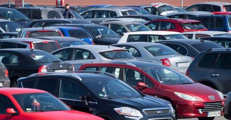 Płatne parkingi przy marketach pod lupą UOKiK. Klienci czują się oszukiwani