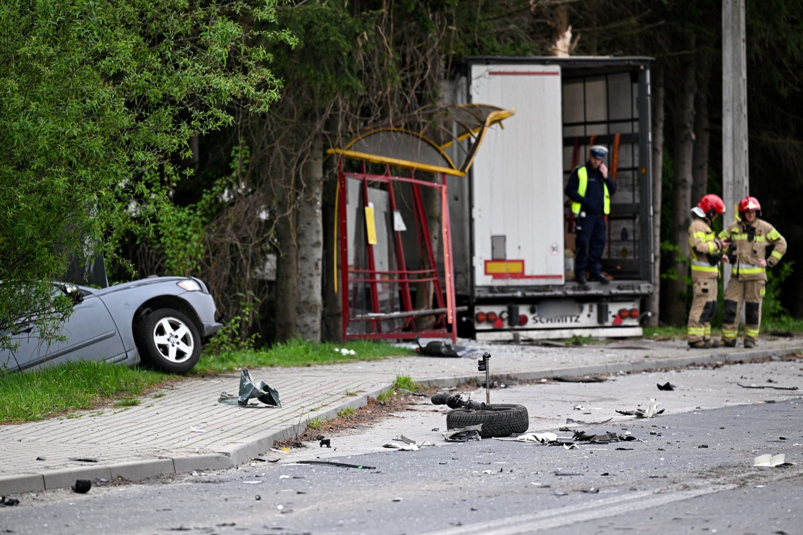 Pod Rzeszowem tir wjechał w przystanek. "Najciężej ranny kierowca hyundaia"