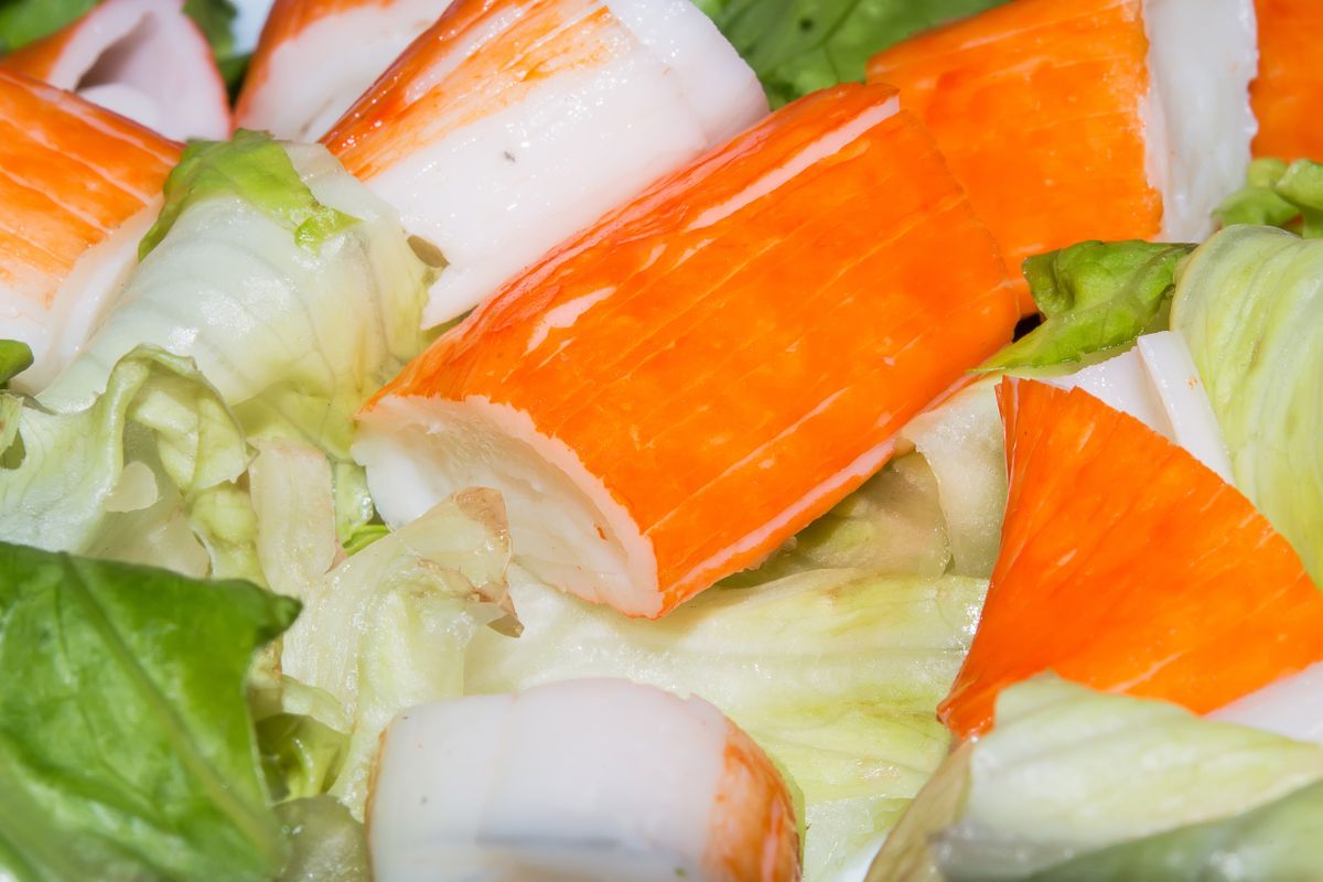 Sałatka z surimi. Czy to na pewno dobry pomysł?