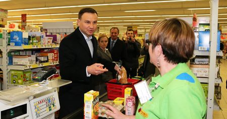 Kasjerzy z wyższymi podwyżkami niż pracownicy budżetówki. Wniosek? Mamy za dużo magistrów