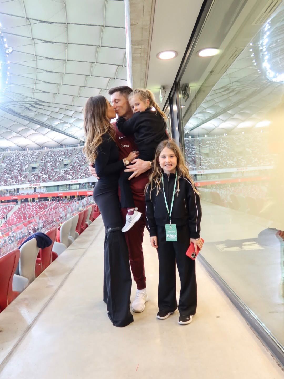 Anna i Robert Lewandowscy z córkami