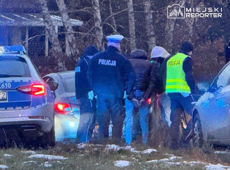 Pościg ulicami Warszawy. Pojazd zakopał się w błocie. Trzy osoby zatrzymane