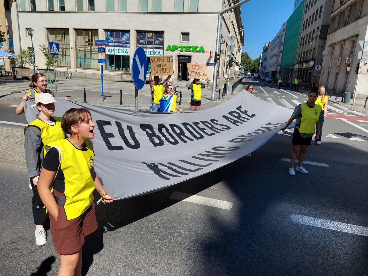 Aktywiści Amnesty International  zorganizowali protest, domagając się wpuszczenia migrantów z Białorusi. 