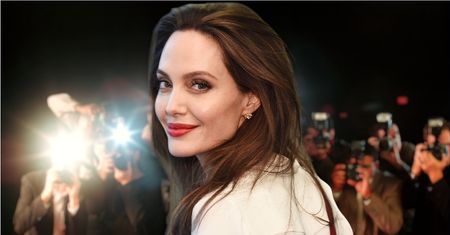 Angelina Jolie "mogłaby wykładać techniki manipulacji mediami". Jak porzuciła wizerunek skandalistki i "złodziejki mężów"?