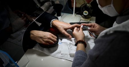 Nowe dane. Przemysł jakoś sobie radzi. Gorzej z usługami