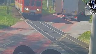Sucha Beskidzka: Mniejszy pojechał za większym. Obaj utknęli na przejeździe kolejowym. Kierowcy namierzeni i ukarani