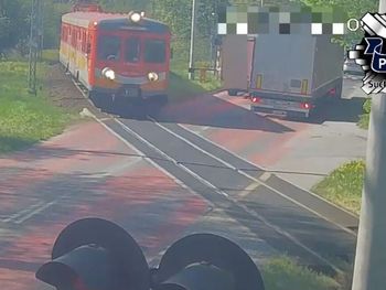 Sucha Beskidzka: Mniejszy pojechał za większym. Obaj utknęli na przejeździe kolejowym. Kierowcy namierzeni i ukarani