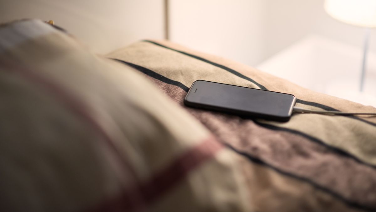 Na co uważać podczas ładowania smartfona nocą?
