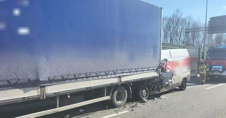 Samochód dostawczy wbił się w ciężarówkę. Nie żyje jedna osoba