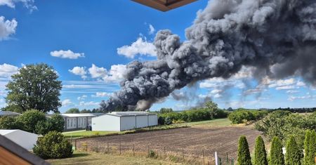 Pożar hali przy ul. Kasprowicza w Lublinie. Czarny dym był widoczny z wielu kilometrów, straty sięgają 30 mln zł | ZDJĘCIA
