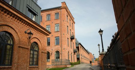 Zwłoki młodych ludzi na klatce schodowej. Zatrzymano 35-latka
