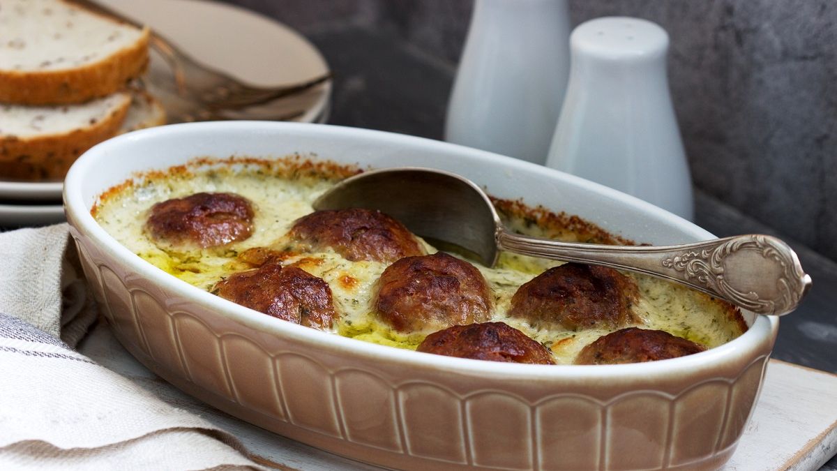 Już nie smażę kotletów mielonych. Układam w naczyniu żaroodpornym i zalewam kremowym sosem