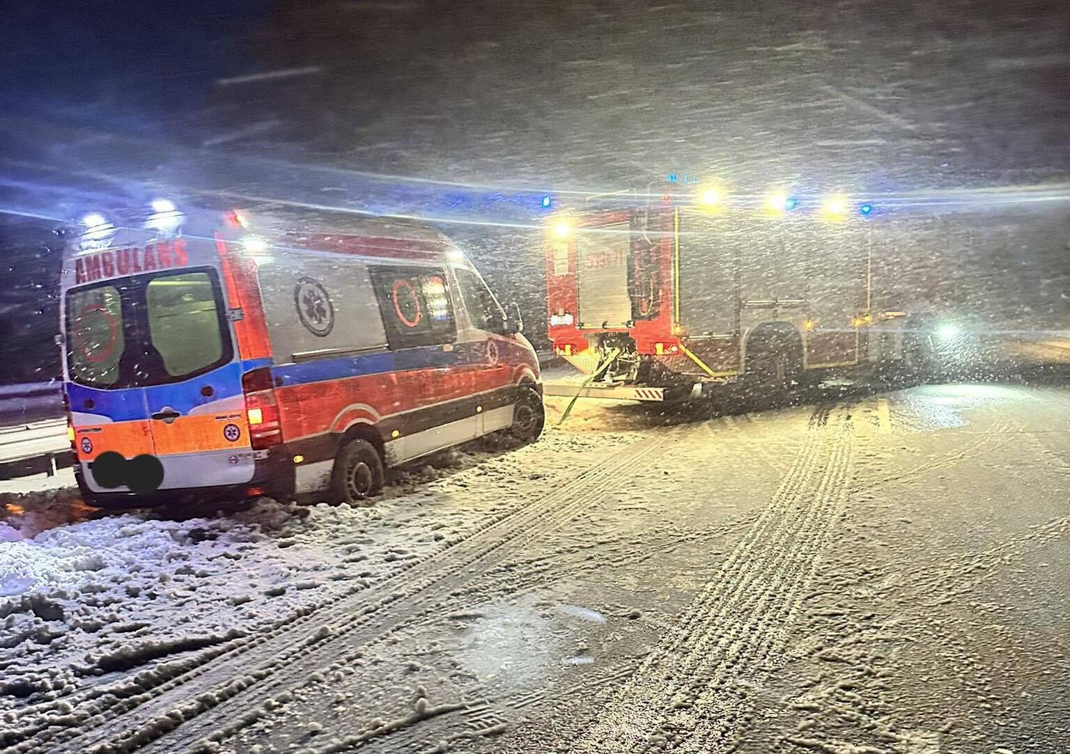 wiadomości,aktualności,WP Wiadomości Karetki utknęły na zasypanych drogach. W środku ludzie w stanie zagrożenia życia