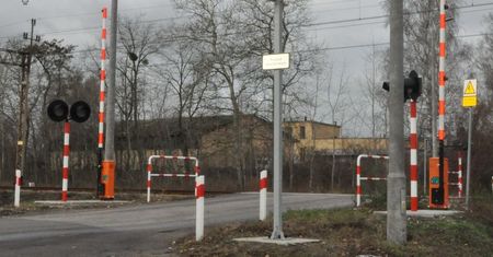 Wjechała na przejazd i utknęła pomiędzy rogatkami. Policjanci musieli je wyłamać