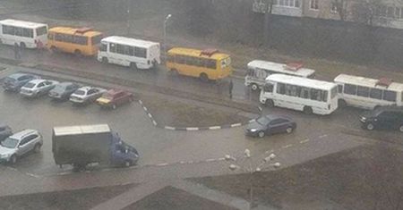 Autobusy i eksplozja. Sceny z Doniecka coś przypominają