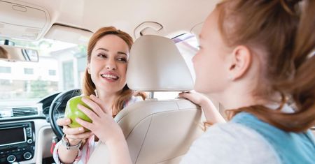 Co zjeść w trasie, jeśli już musisz to zrobić? Sprytne przekąski i patenty na czyste auto