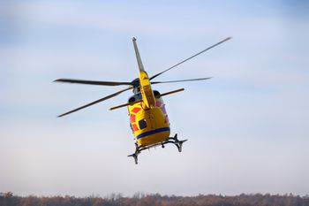 Koniecpol: Dramatyczna akcja ratunkowa nad zalewem. Lądował śmigłowiec LPR. Matka i nastolatek w stanie ciężkim trafili do szpitala