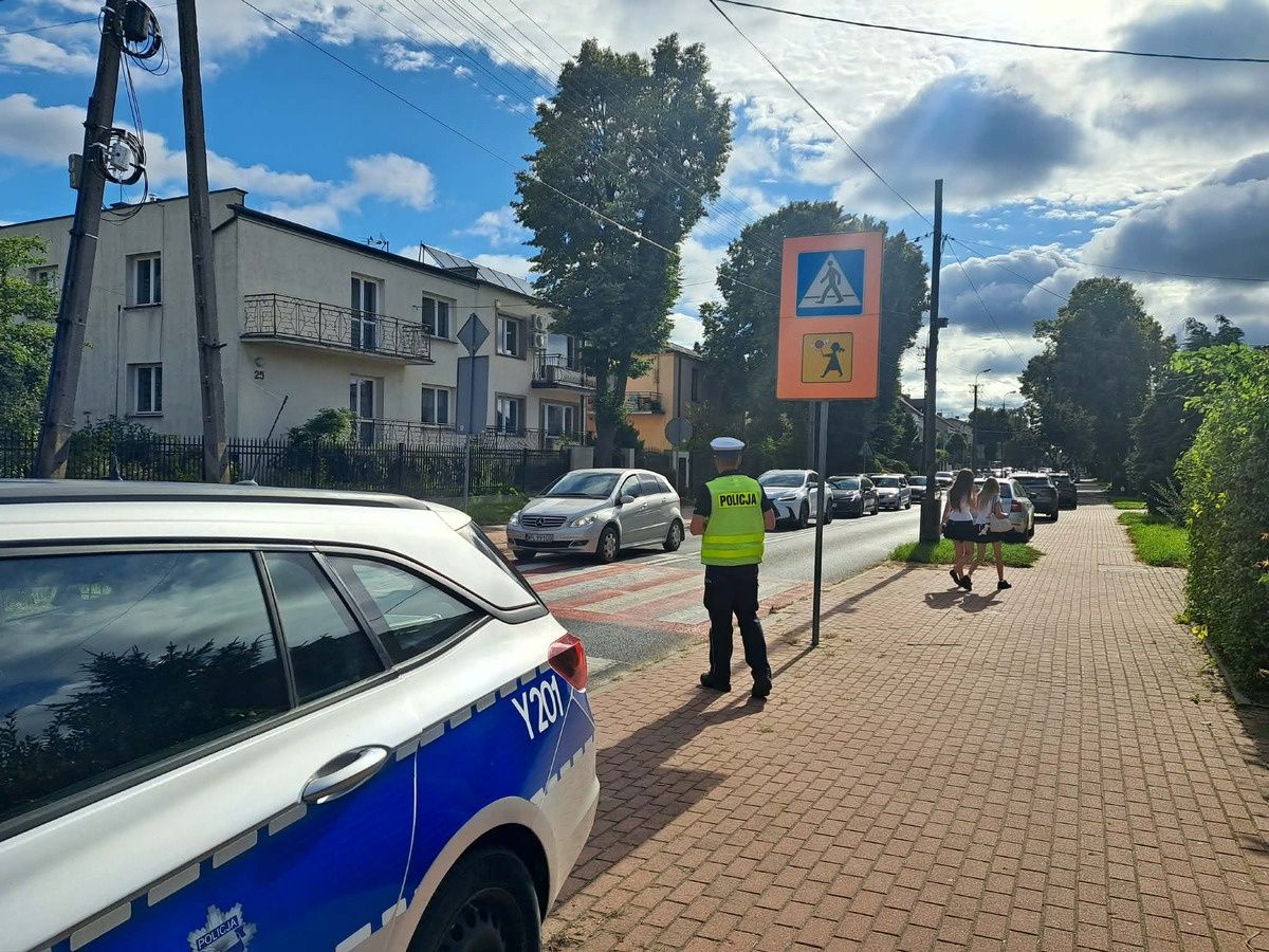 Policjanci pilnują bezpieczeństwa dzieci 