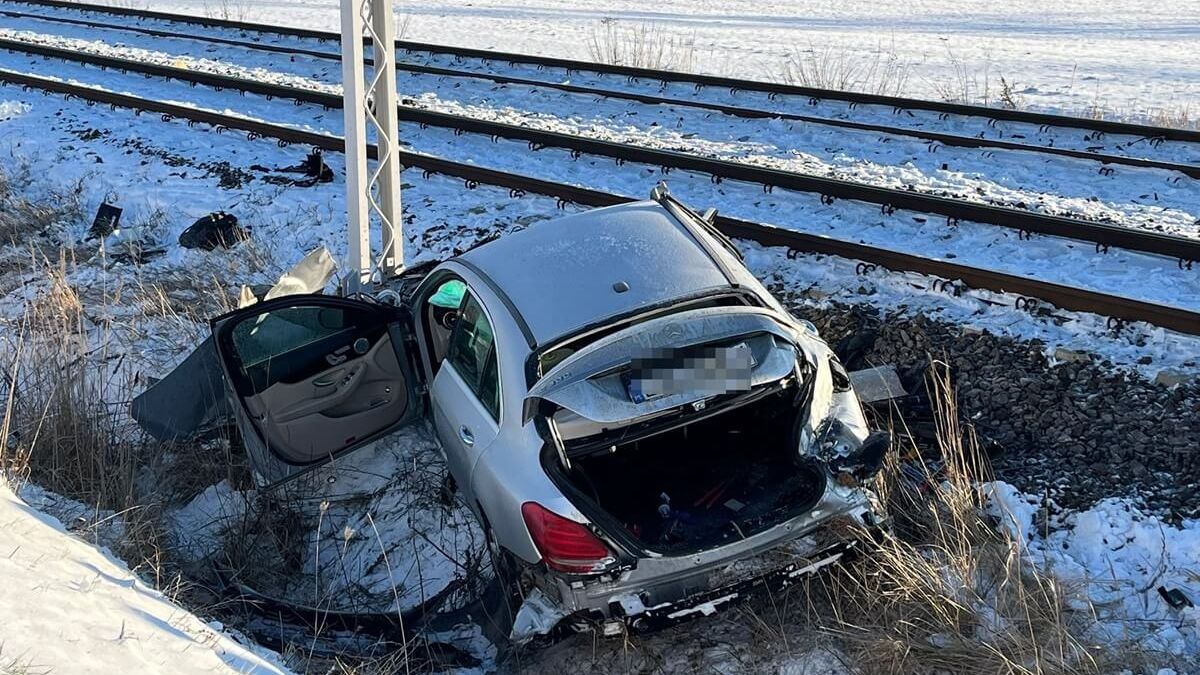 Mercedes uderzył w pociąg na przejeździe kolejowym w Lublinie