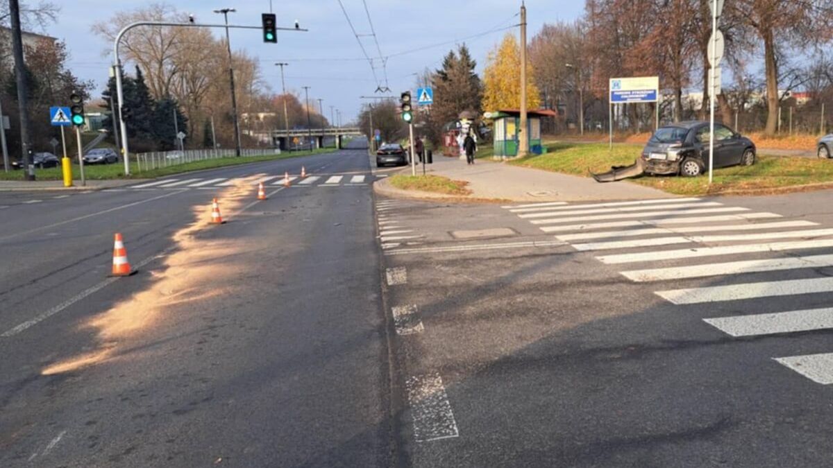 Zderzenie nissana z hyundaiem na skrzyżowaniu ulic Mełgiewska i Frezerów