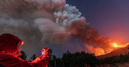 Widowiskowa erupcja wulkanu w Europie. Fontanna lawy i kłęby dymu