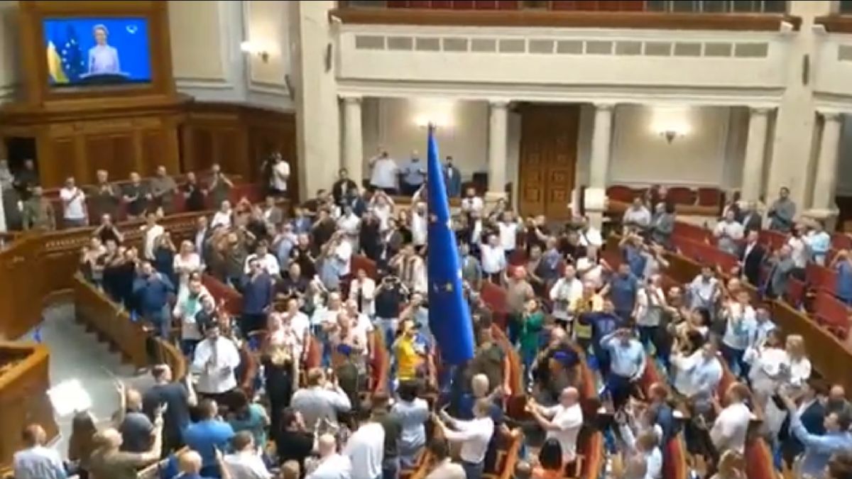 Flaga Unii Europejskiej w Werchownej Radziej Ukrainy