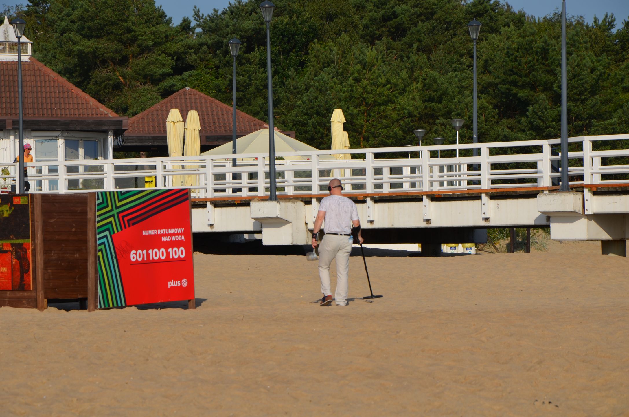 Poszukiwacz plażowych skarbów 
