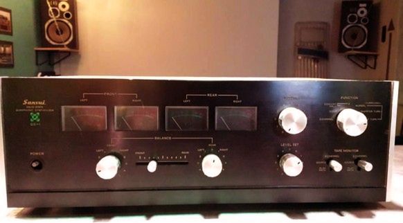 Sansui QS-1 bez "wyłącznika", który zagubił się w transporcie do baru, a w tle Pioneer HPM-100